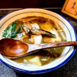 煮干しが丸々１匹のった魚介系ラーメン【大阪 福島 烈志笑魚油 麺香房 三く】